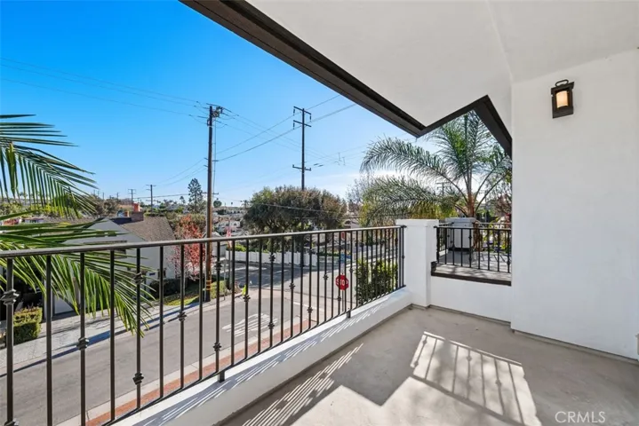 2501 N Poinsettia Avenue, Manhattan Beach, California 90266