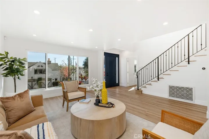 2501 N Poinsettia Avenue, Manhattan Beach, California 90266