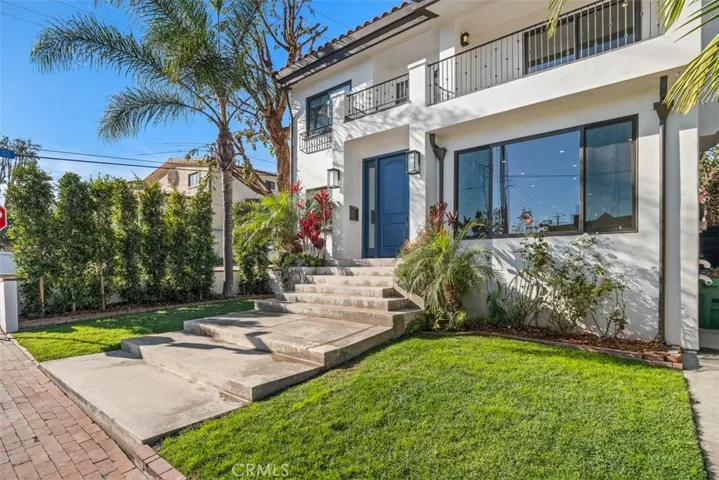 2501 N Poinsettia Avenue, Manhattan Beach, California 90266