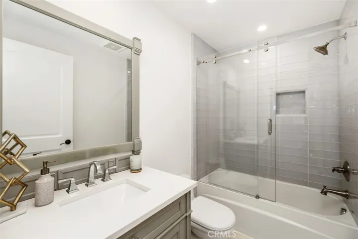 2501 N Poinsettia Avenue, Manhattan Beach, California 90266