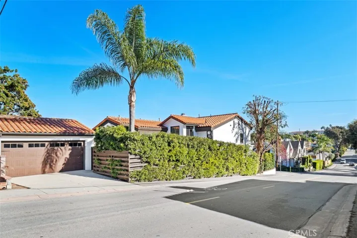 2501 N Poinsettia Avenue, Manhattan Beach, California 90266