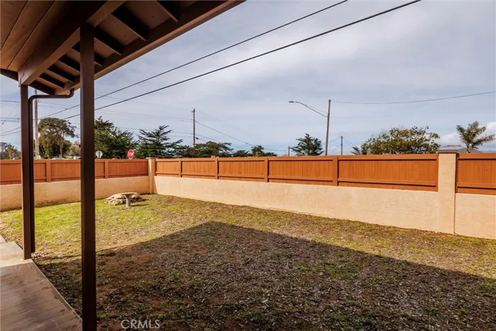 Side front yard with custom perimeter fencing for nice privacy.