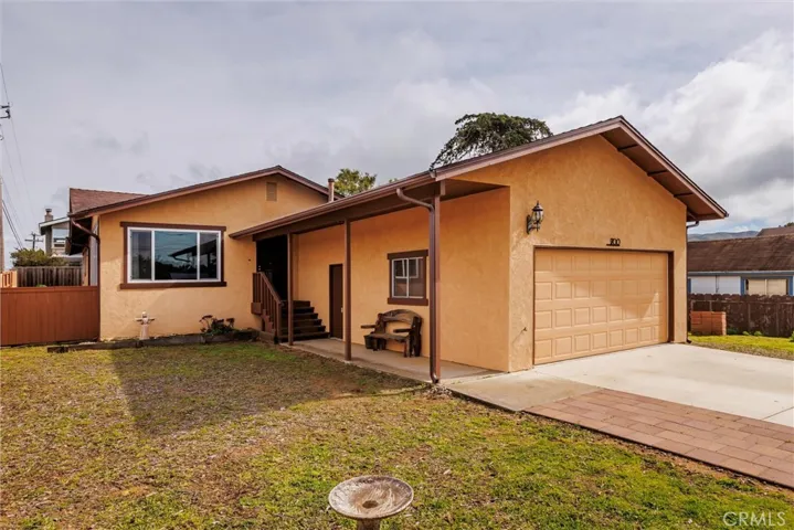 Front of home with spacious front yard