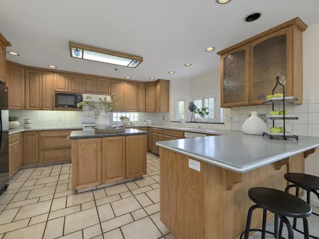 Kitchen Breakfast Bar - Back House