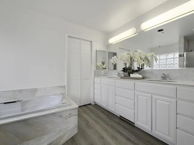 Primary Ensuite - Back House - Main Floor