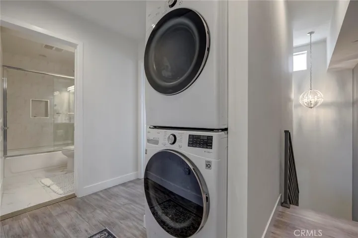 stacked washer/dryer included