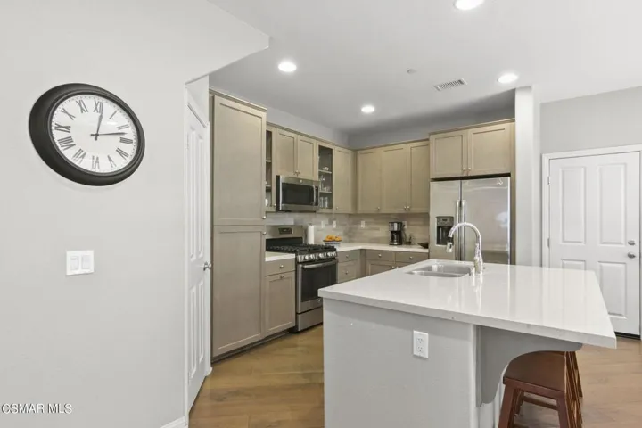 17-web-or-mls-UpMarketMedia184Sta-027