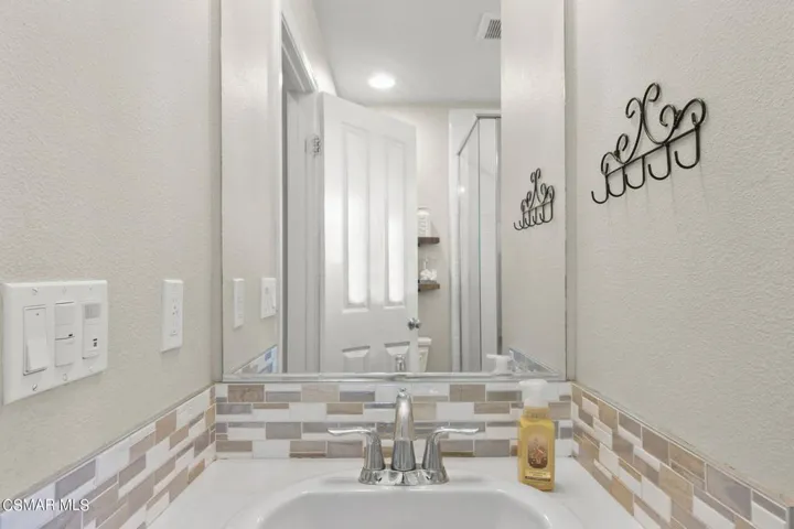 43-web-or-mls-UpMarketMedia184Sta-093