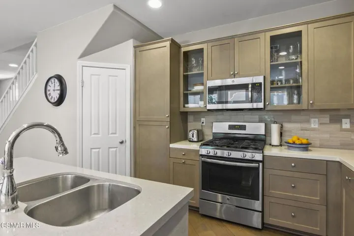 18-web-or-mls-UpMarketMedia184Sta-036