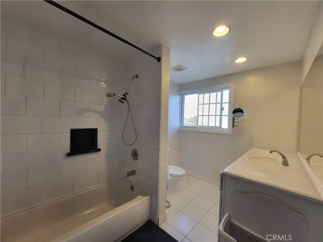 Upstairs Bath - PHOTO HAS BEEN PHOTOSHOPPED