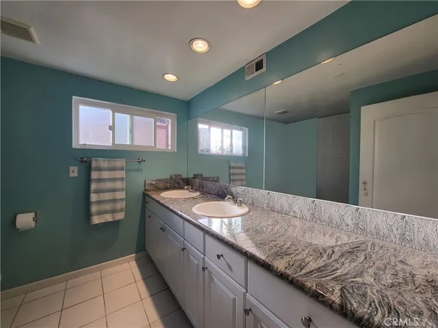 Downstairs Bath - PHOTO HAS BEEN PHOTOSHOPPED