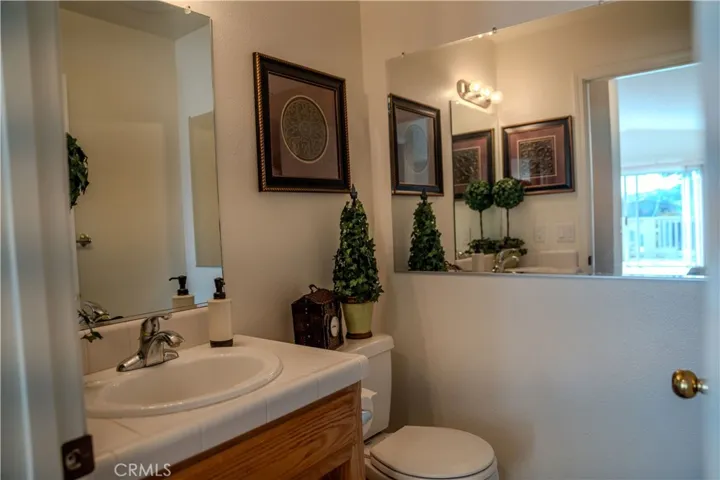 Main level guest 1/2 bathroom