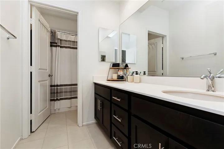 Shared Bathroom (2nd Flr.)