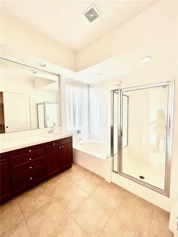 Large spa-like primary bath!