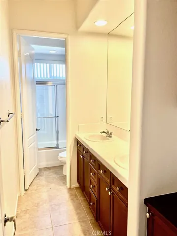 Large full bath between 2 bedrooms