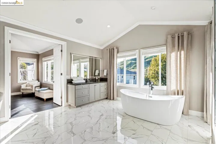 Jacuzzi Tub in Master Bath