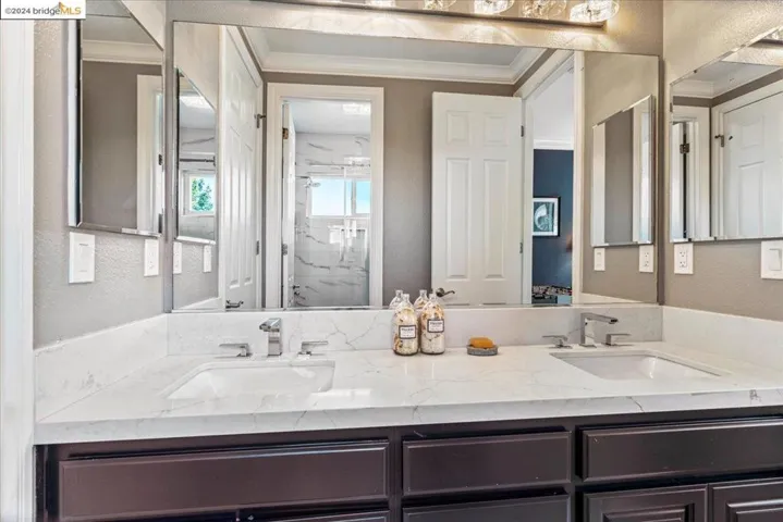 Shared Bathroom Upstairs