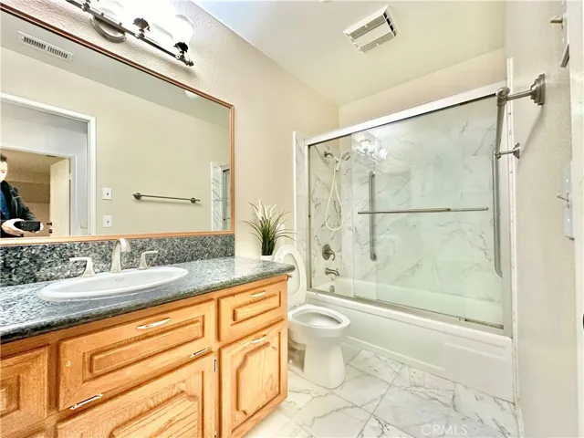 Upstairs Hallway Bath (3)