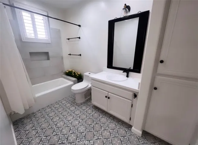 5240 Premiere Hills Circle 106, Woodland Hills, California 91364