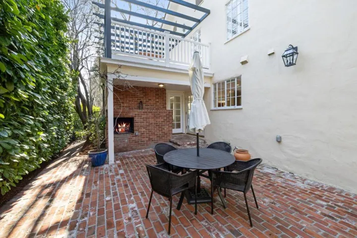 2465 South Court, Palo Alto, California 94301