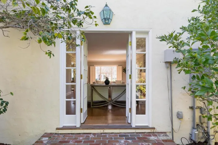 2465 South Court, Palo Alto, California 94301