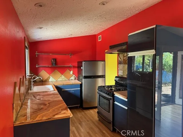 880 Dennis Avenue, Simi Valley, California 93065