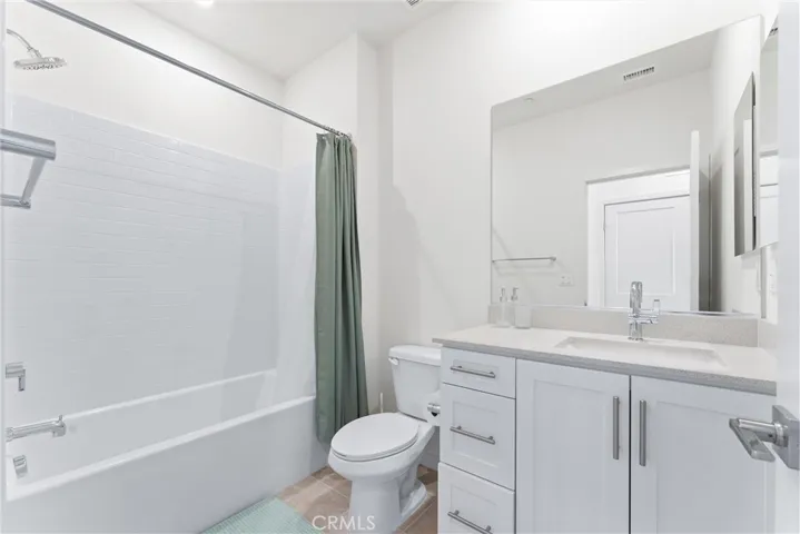 Full bathroom #3