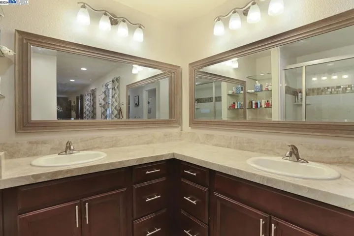 2nd Floor Master Bathrom