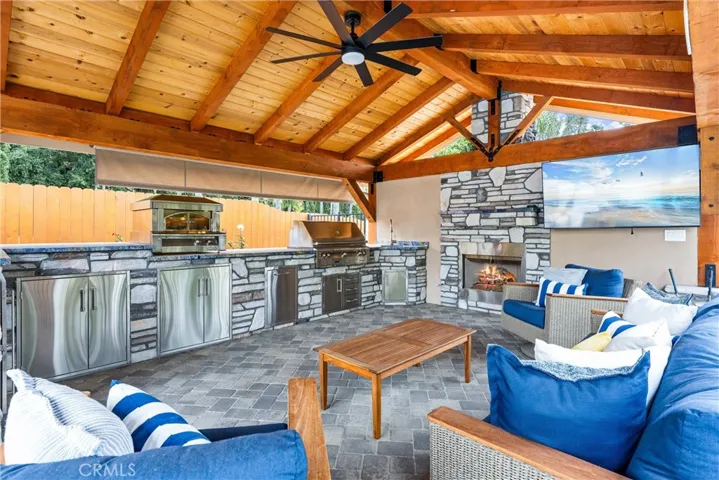 Pizza oven, BBQ, Fridge, Sink, TV, Fan, Lights, Fireplace, TV ...