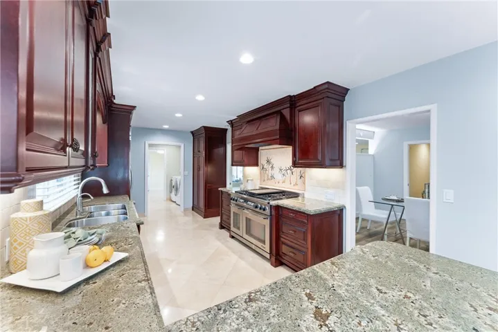 Large gourmet kichen with high-end appliances