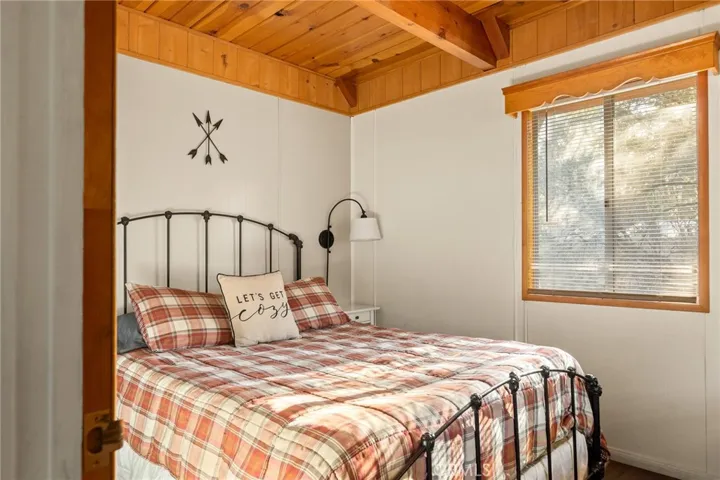 129 W Deer Horn Drive, Big Bear City, California 92314