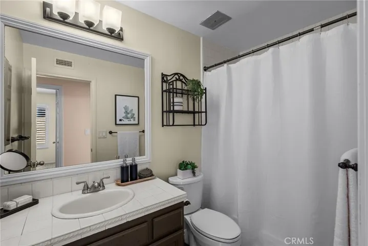 2nd bathroom with tub/shower