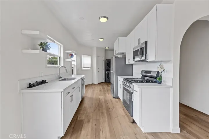 Fully remodeled kitchen with quartz countertops