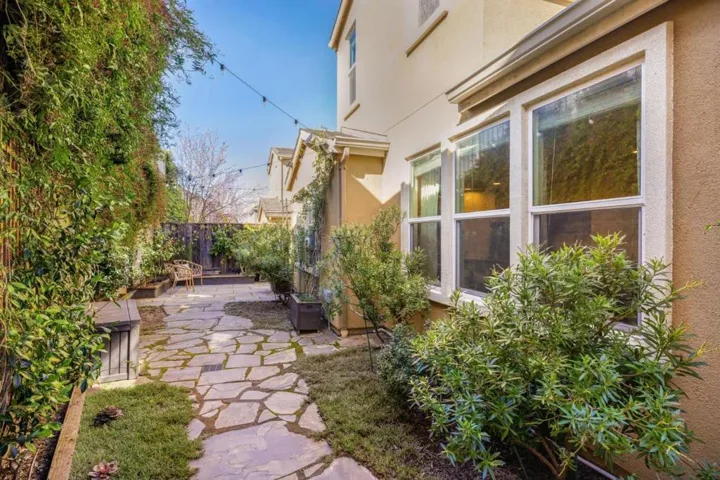 6 Turquoise Court, Petaluma, California 94952