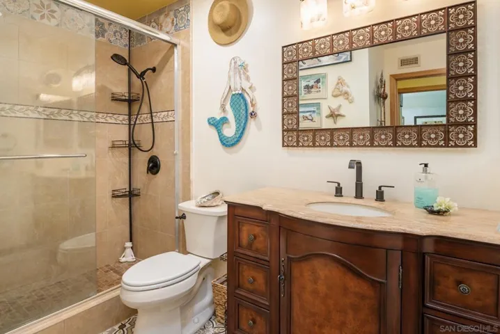 Actual color.  Shower/tub combination has stone surround to ceiling and handheld spray.