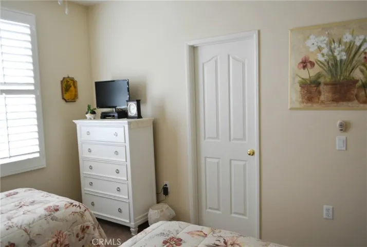 2nd bedroom access to guest bathroom