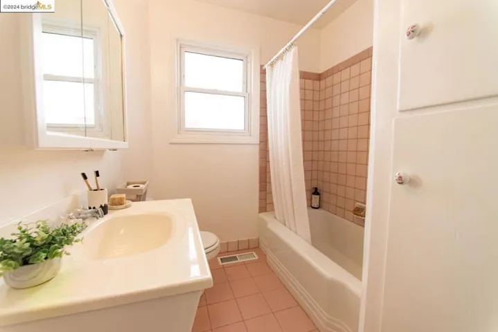 2012 Santa Clara St, Richmond, California 94804