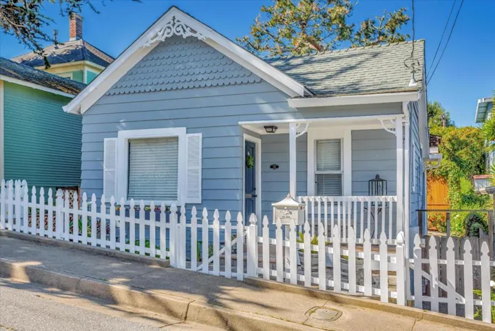 220 8th Street, Pacific Grove, California 93950
