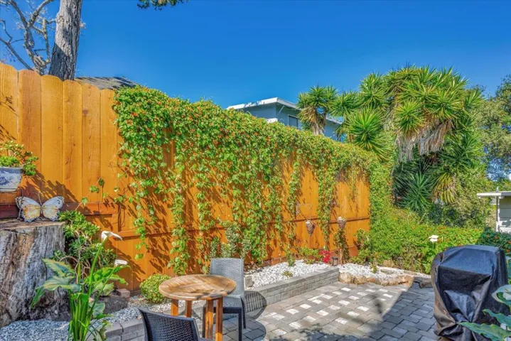 220 8th Street, Pacific Grove, California 93950