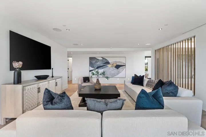 8433 Prestwick Dr, La Jolla, California 92037