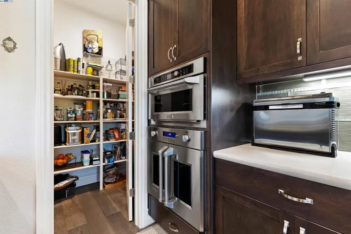 Walk-in Pantry with outlet