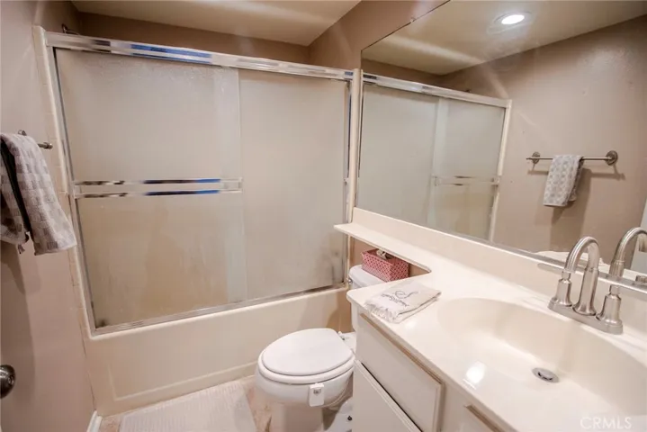 Shared hallway bathroom for additional bedrooms