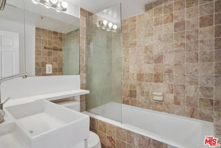 25 Arcadia Terrace 2, Santa Monica, California 90401