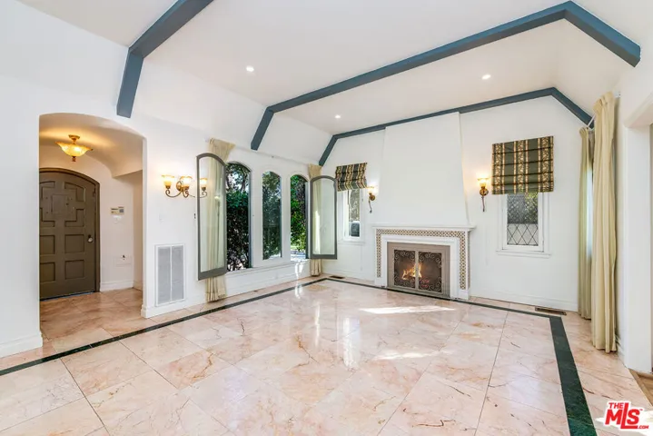 6630 W Moore Drive, Los Angeles, California 90048