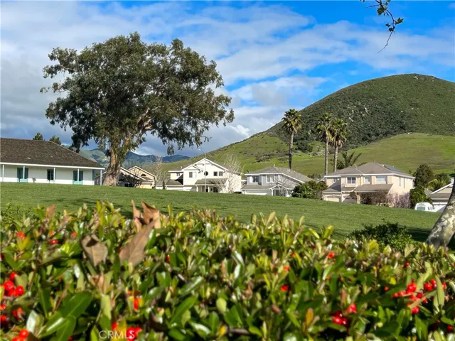 This lovely house overlooks a lush green field and is situated near hiking trails in a peaceful and convenient location.