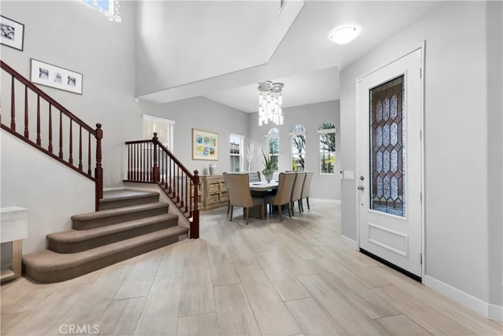 Open entry area with beautiful porcelain tile flooring!