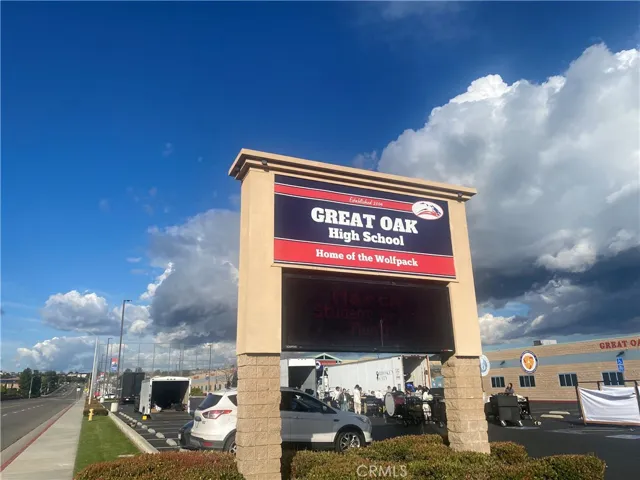 Walking distance to Great Oak High School!