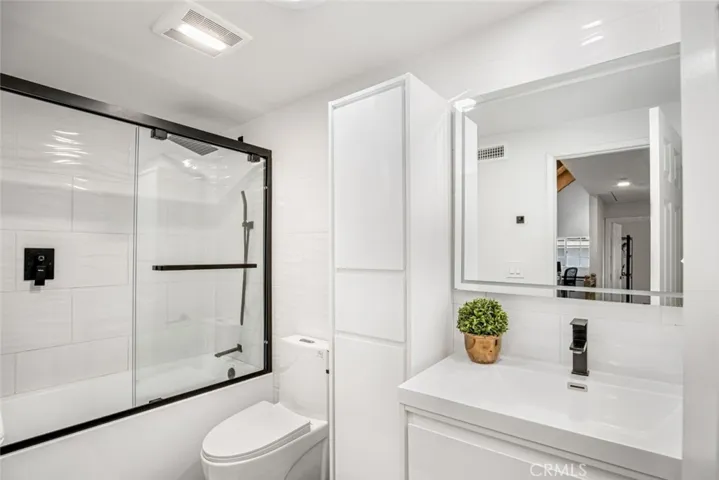 Beautifully remodeled secondary bathroom with tub/shower.
