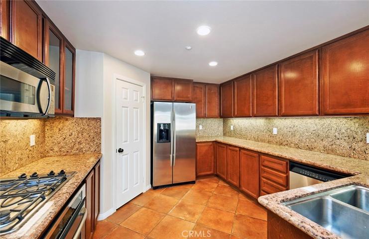 128 Roadrunner, Irvine, California 92603