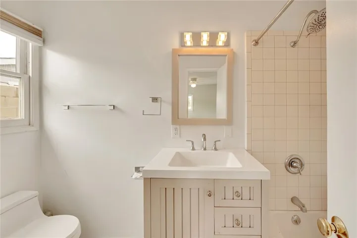 13775 Remodeled bath